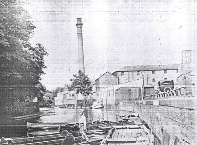 Black and white picture of River Cam punting