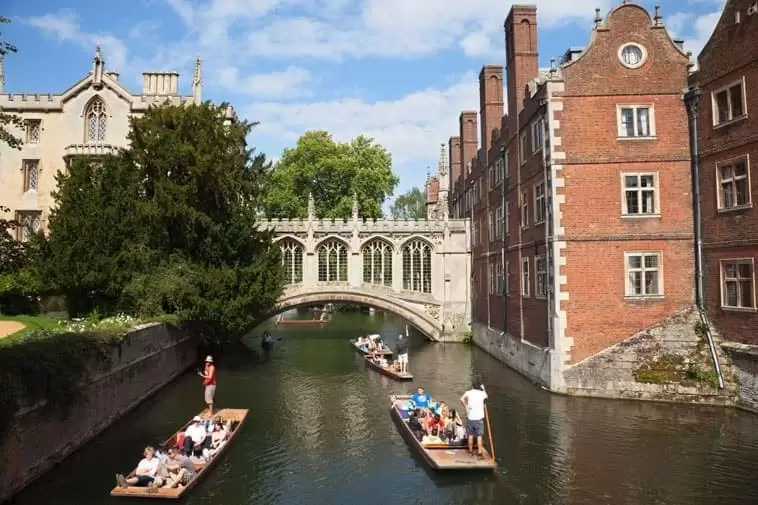 people punting on the cam going under the bridge of sighs