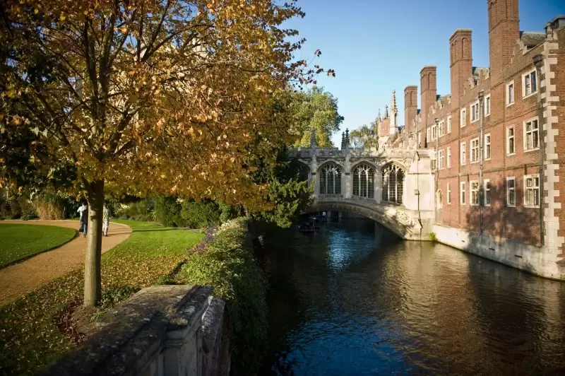 autumn day in cambridge and the bridge of sighs